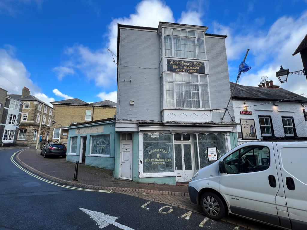 Lot: 30 - TOWN CENTRE FORMER CAFÉ WITH LETTING ROOMS OVER AND PLANNING FOR RESIDENTIAL DWELLING TO REAR - Front elevation showing ground floor commercial and flats above